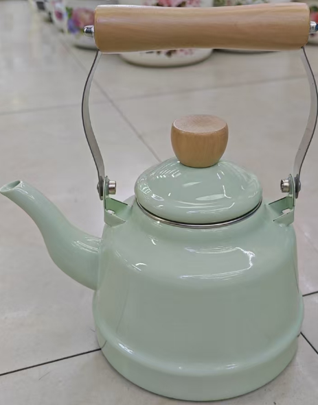 Tetera En Peltre Con Tapa Con Mango En Madera Capacidad 1.1 Litros
